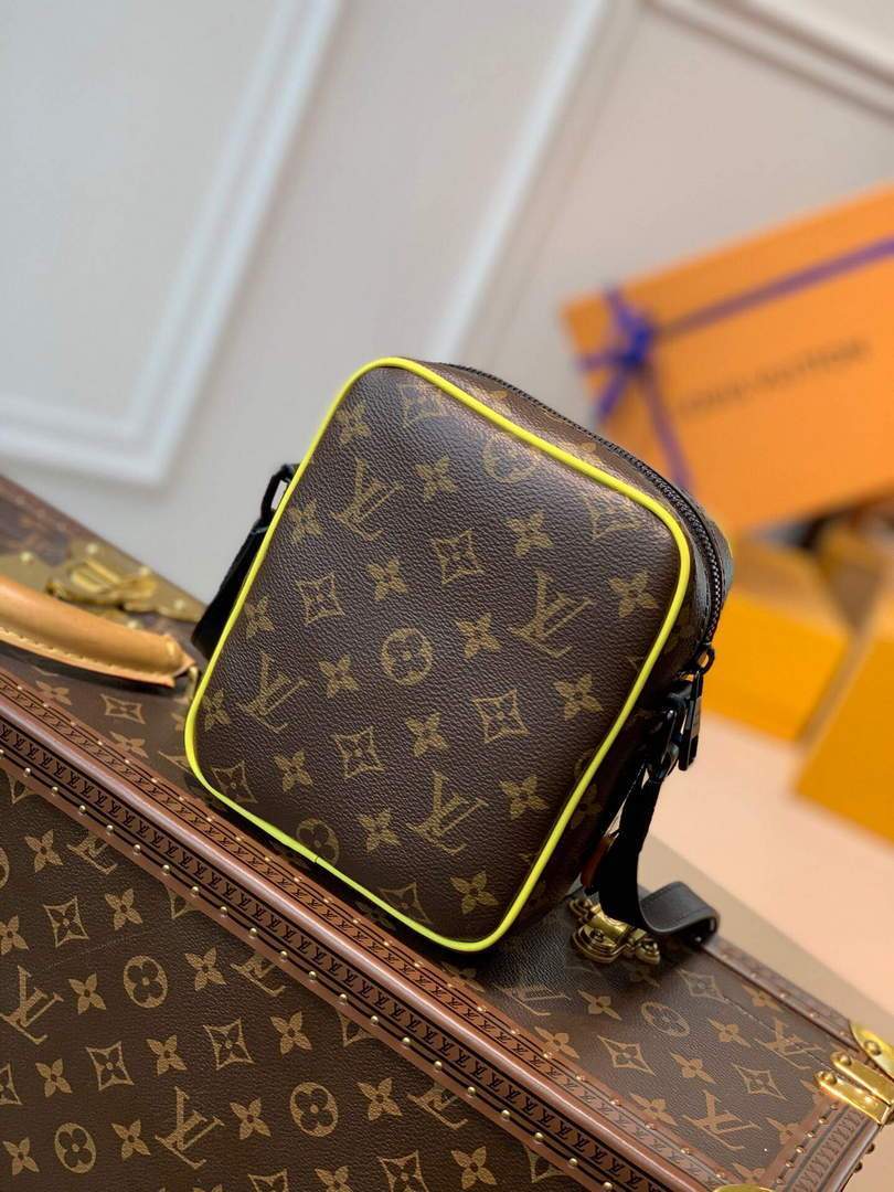 LV M69404 Louis Vuitton Christopher Wearable Wallet Monogram