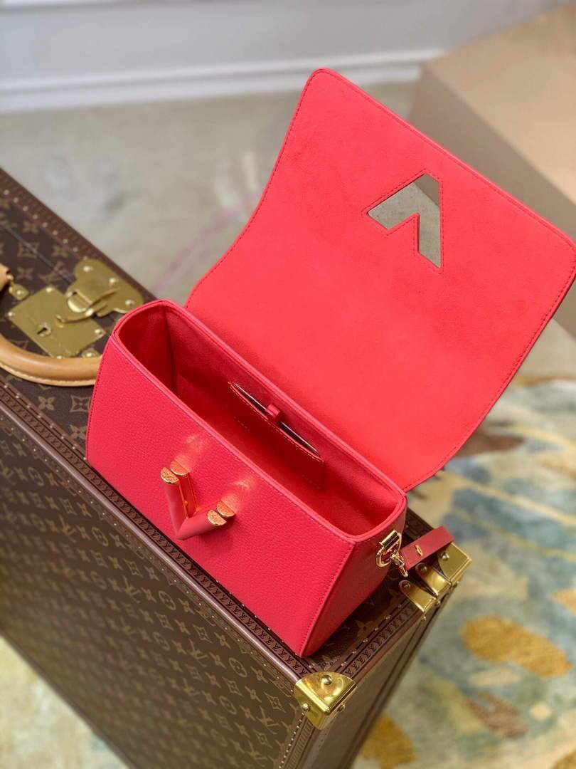 LV M58688 Louis Vuitton Twist MM Leathers Handbag Pondichery Pink