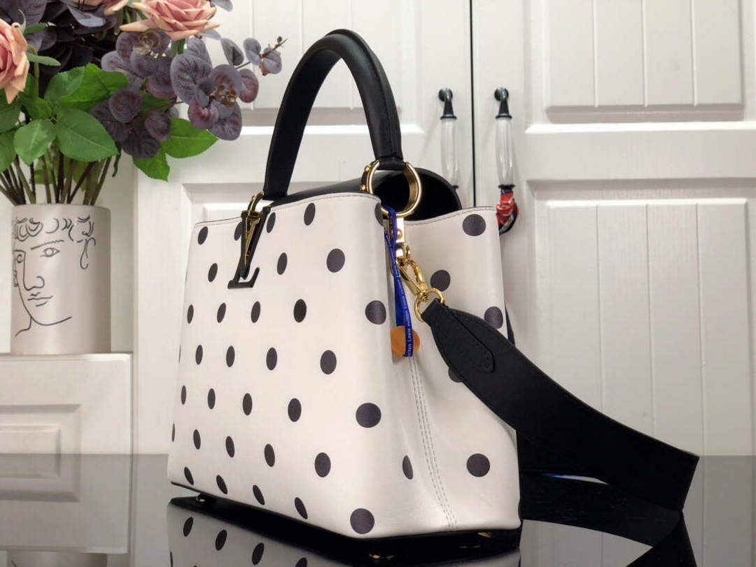 LV M20373 Louis Vuitton Capucines MM Handbag