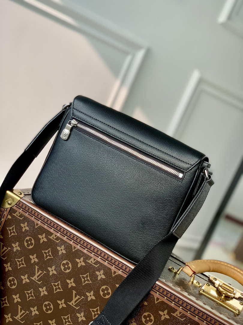 Louis Vuitton M30850 District PM Taiga infini Black