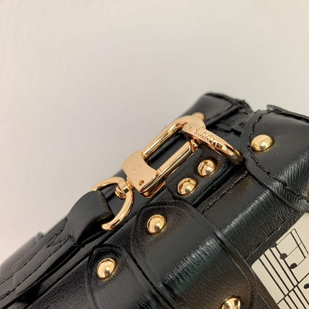 LV M22895 Louis Vuitton Petite Malle Handbag White/Black