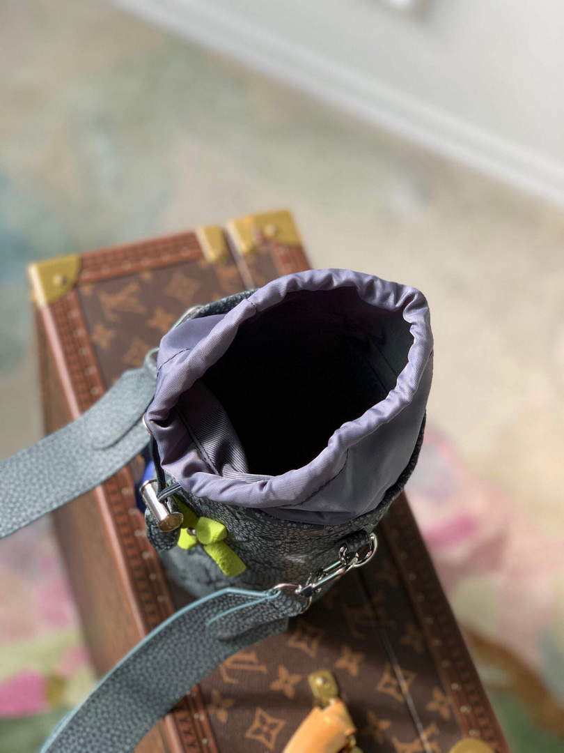 LV M81572 Louis Vuitton Chalk Pouch Bag Gray