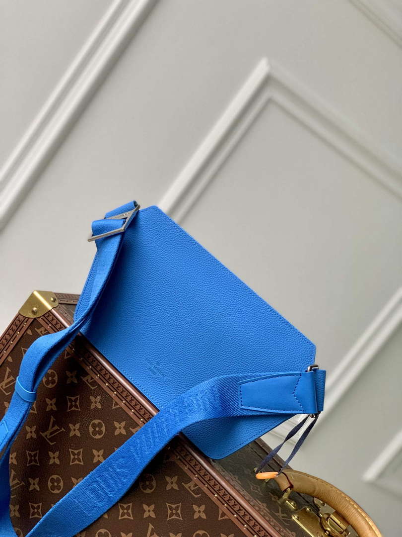 LV M22665 Louis Vuitton Takeoff Slingbag Bright Blue