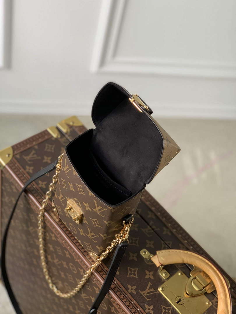 LV M82465 Louis Vuitton Camera Box Handbag