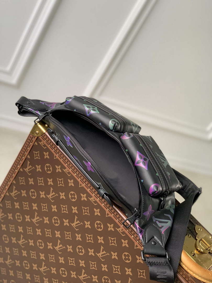 LV M22494 Louis Vuitton Comet Bumbag Black Borealis