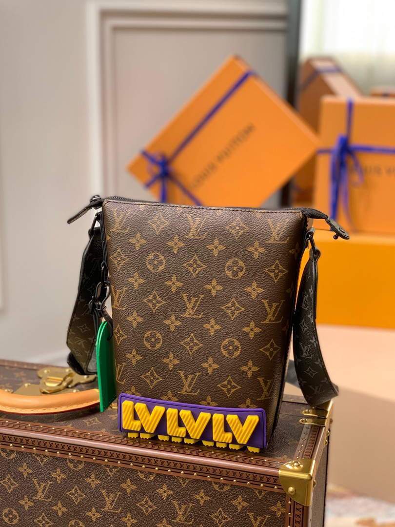 LV M57966 Louis Vuitton Cruiser Messenger Bag Monogram
