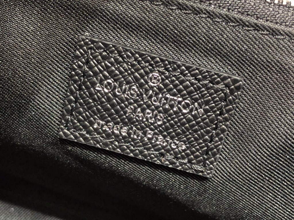 LV M30807 Louis Vuitton New Flap Messenger Black