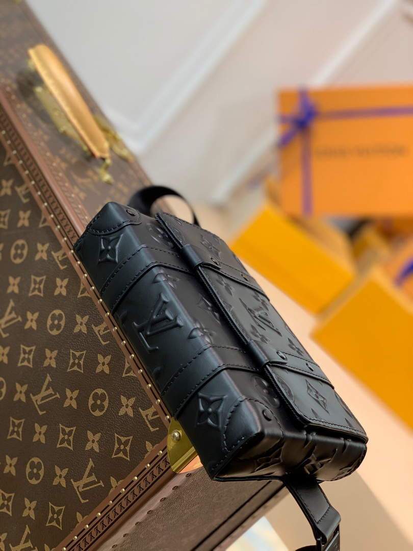 LV M57952 Louis Vuitton Trunk Slingbag Black