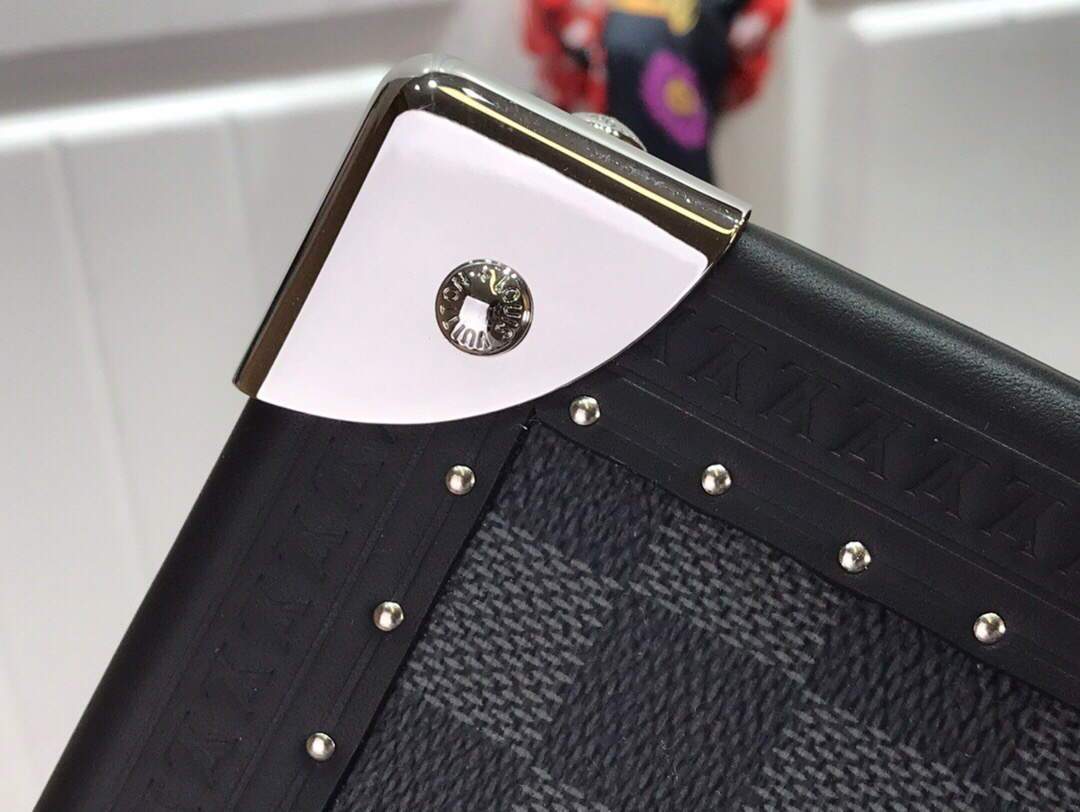 LV M20039 Louis Vuitton 8 Watch Case Black