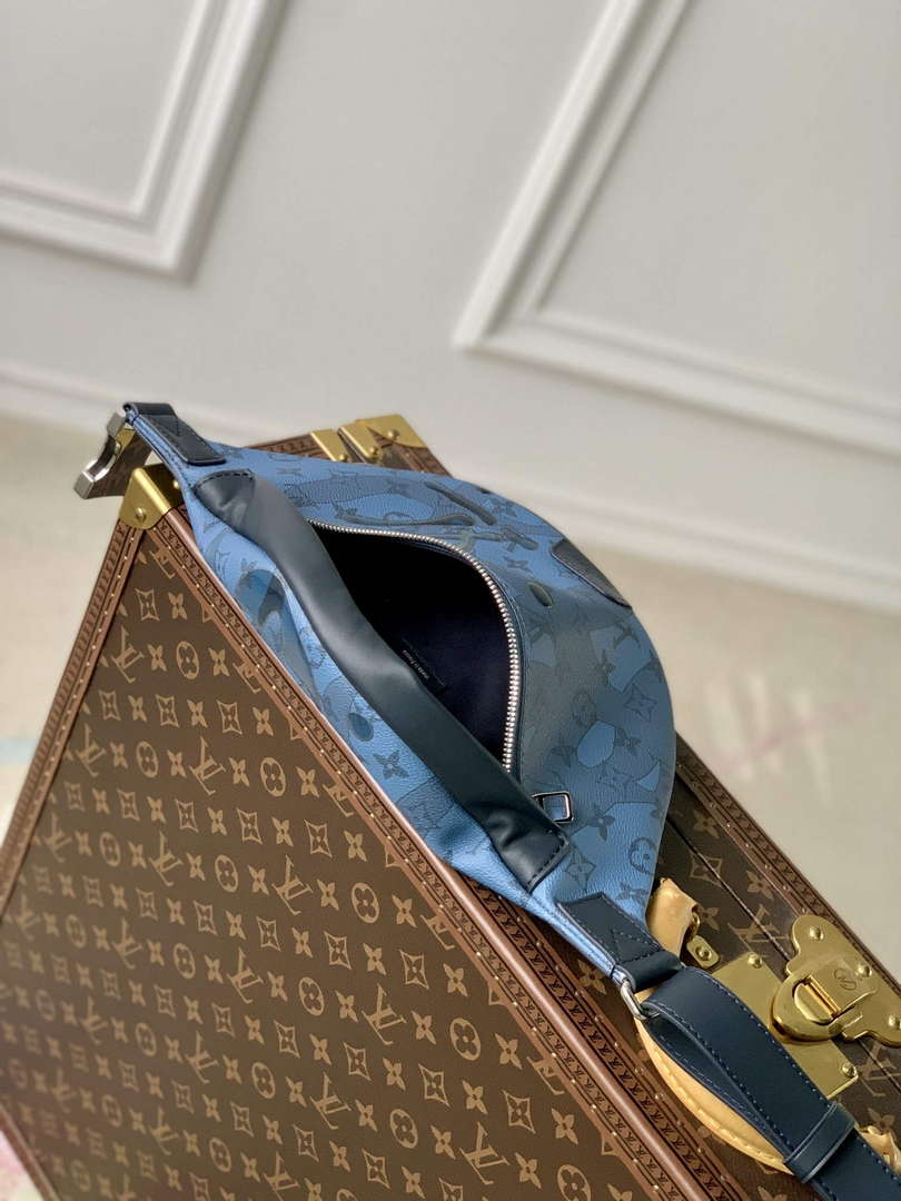 LV M22576 Louis Vuitton Discovery Bumbag Abyss Blue