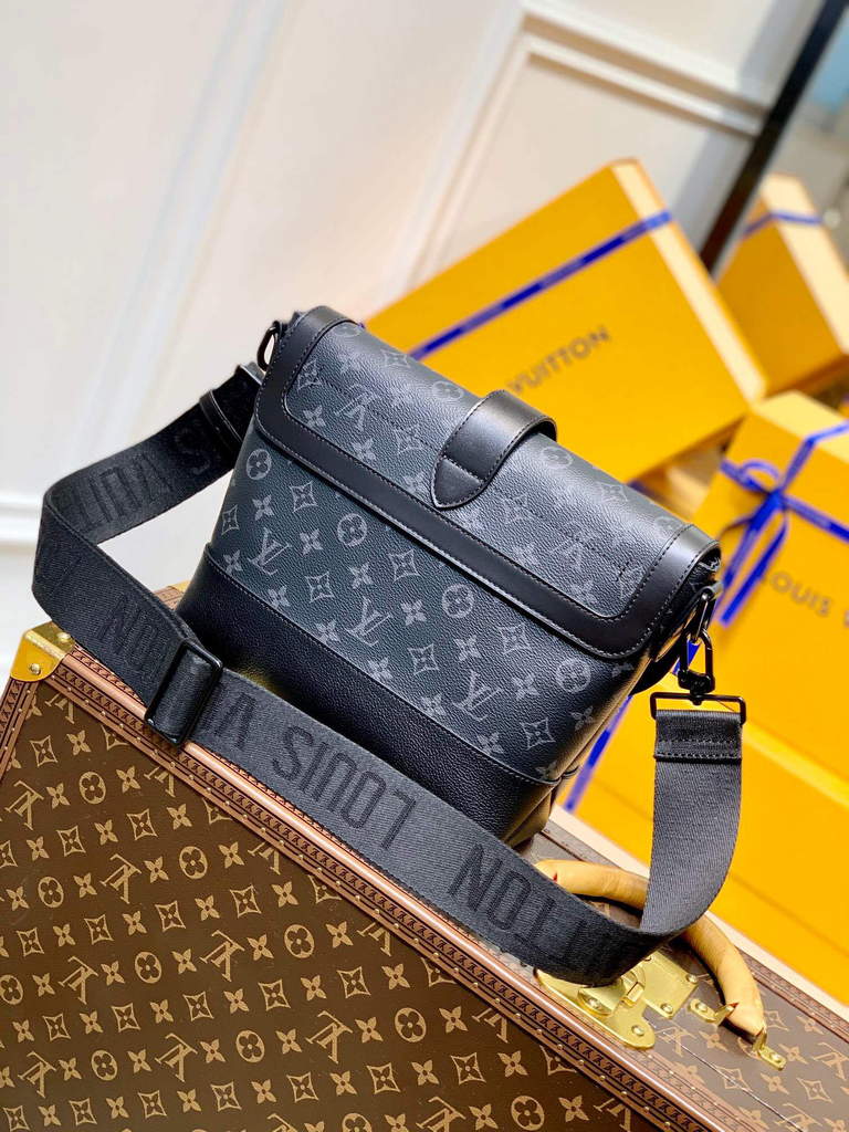 LV M45911 Louis Vuitton Saumur Messenger Black