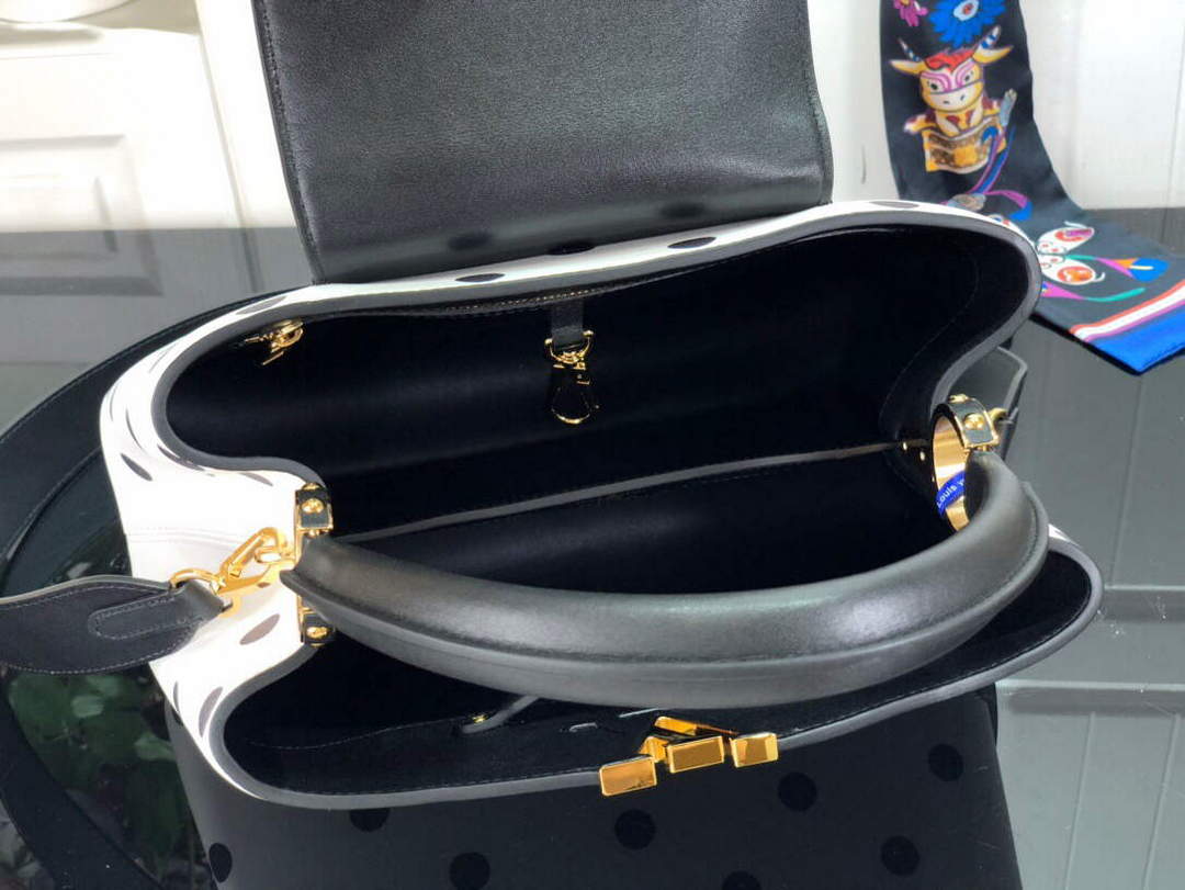 LV M20373 Louis Vuitton Capucines MM Handbag