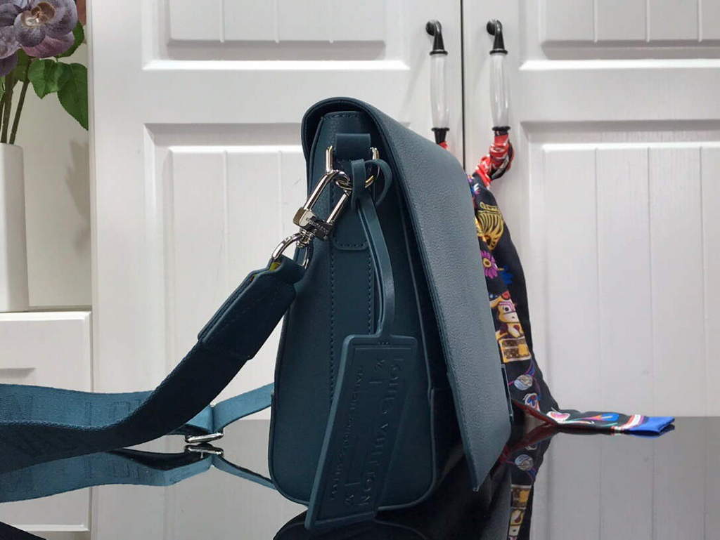 LV M59327 Louis Vuitton New Messenger Bag Blue