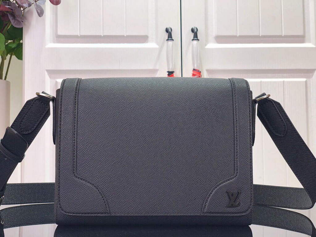 LV M30807 Louis Vuitton New Flap Messenger Black