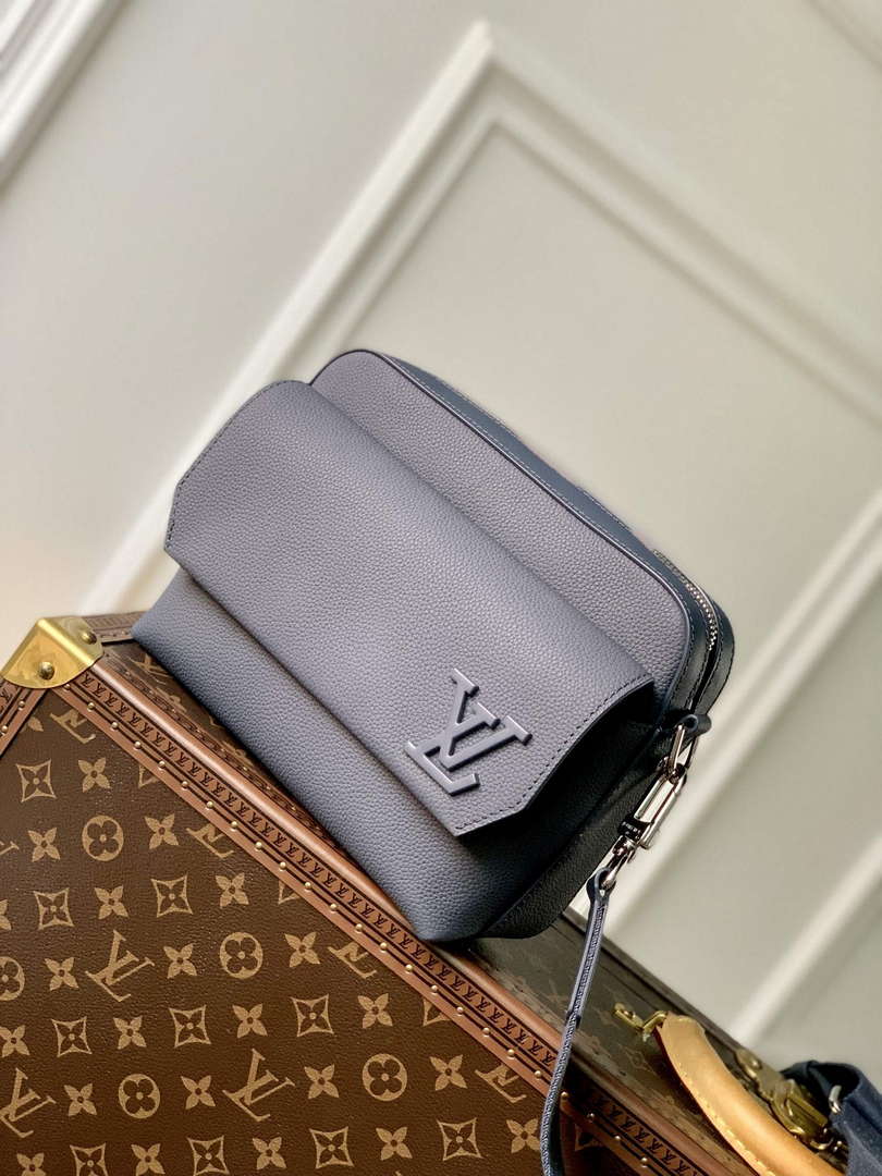 LV M22611 Louis Vuitton Fastline Messenger Navy Blue