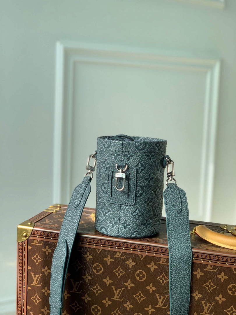 LV M81572 Louis Vuitton Chalk Pouch Bag Gray