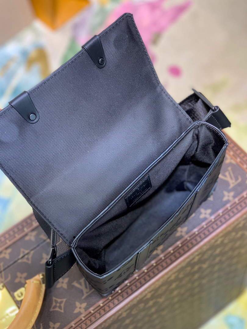 LV M57952 Louis Vuitton Trunk Slingbag Black