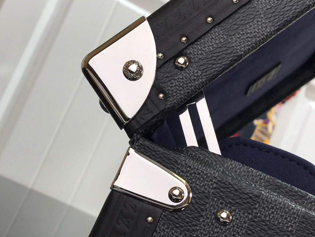 LV M20039 Louis Vuitton 8 Watch Case Black