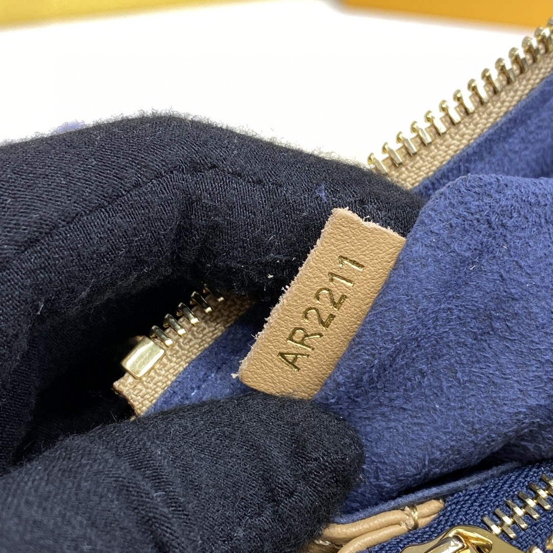 LV M21261 Louis Vuitton Coussin PM Bag Apricot