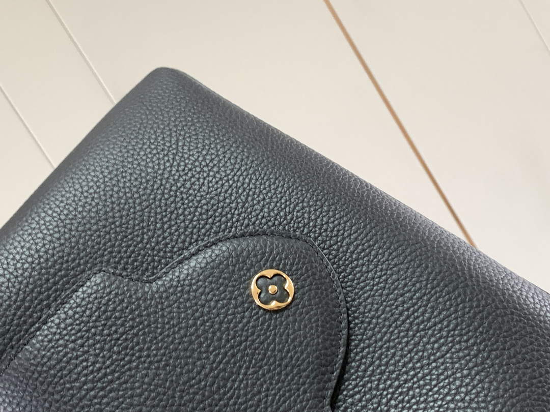 LV M58732 Louis Vuitton Capucines MM Handbag Black