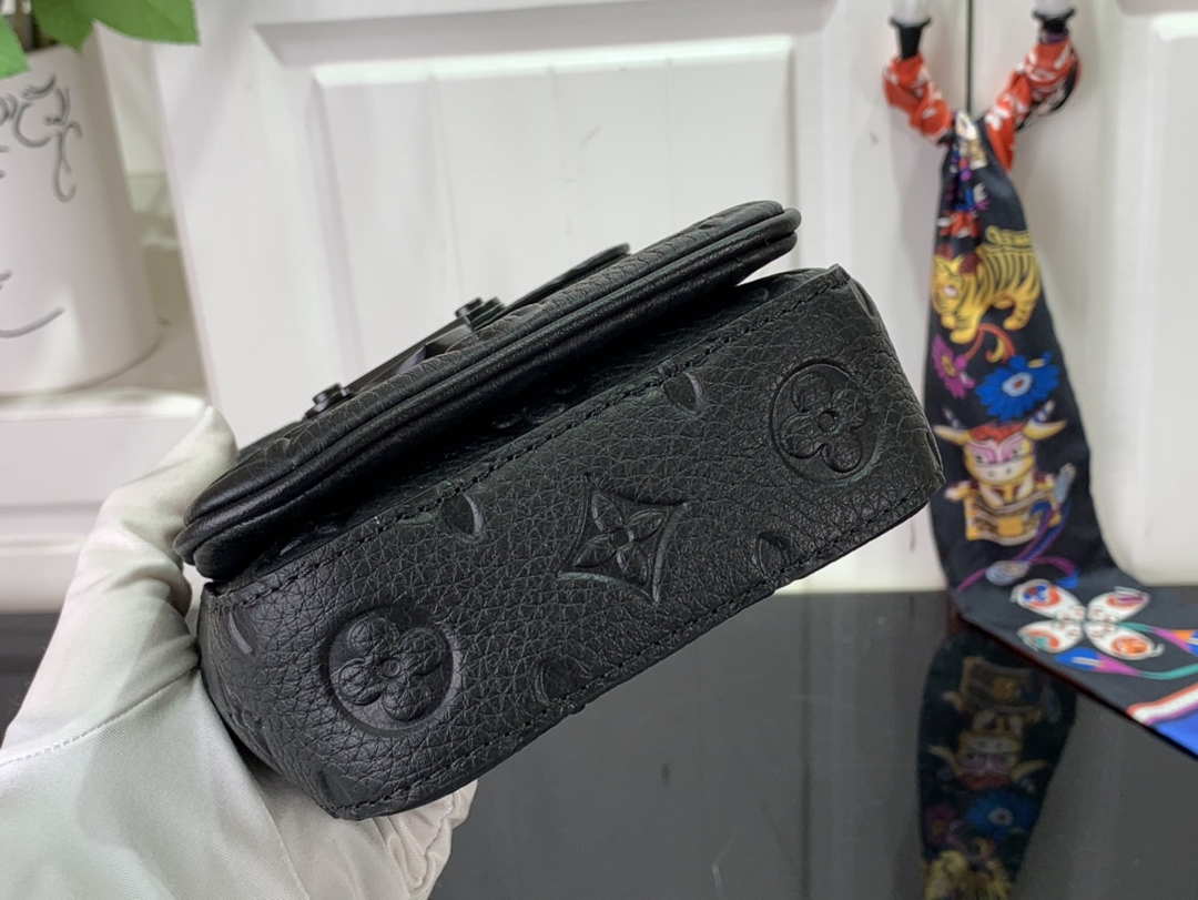 LV M81524 Louis Vuitton S-Lock Vertical Wearable Wallet Black
