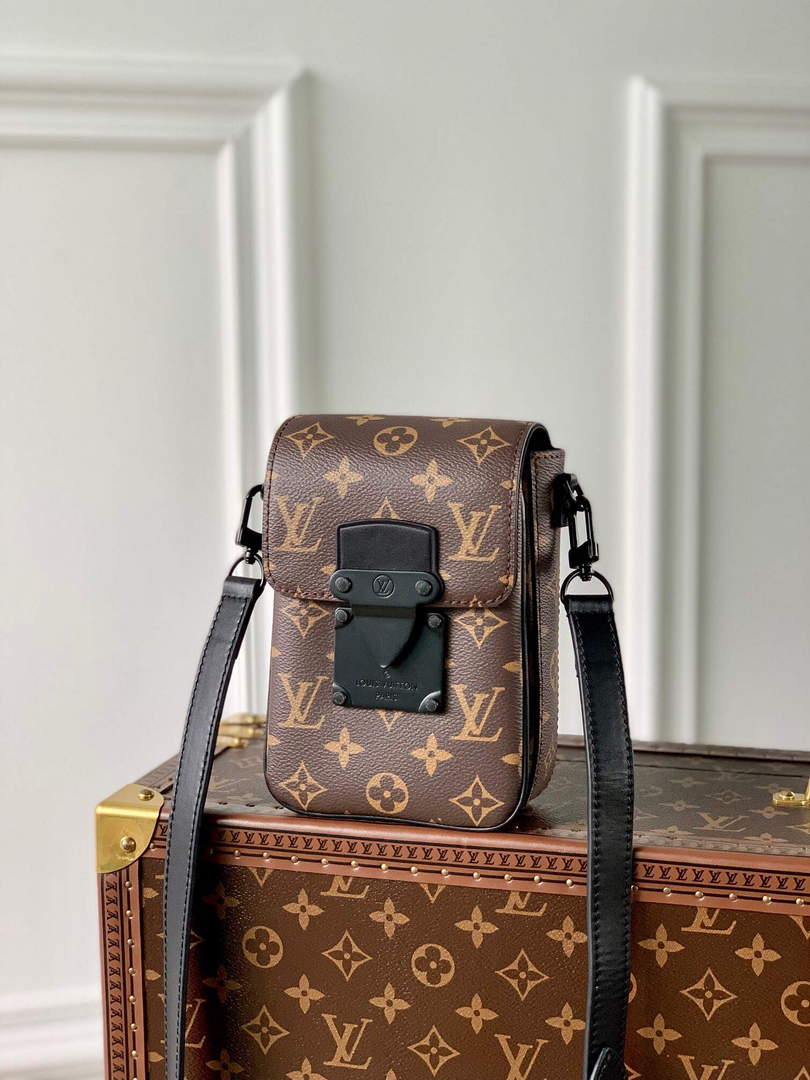 LV M81522 Louis Vuitton S-LOCK Vertical Wearable Wallet black