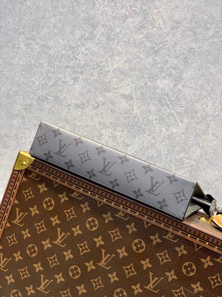 LV M30840 Louis Vuitton Pochette Voyage MM Taiga leather