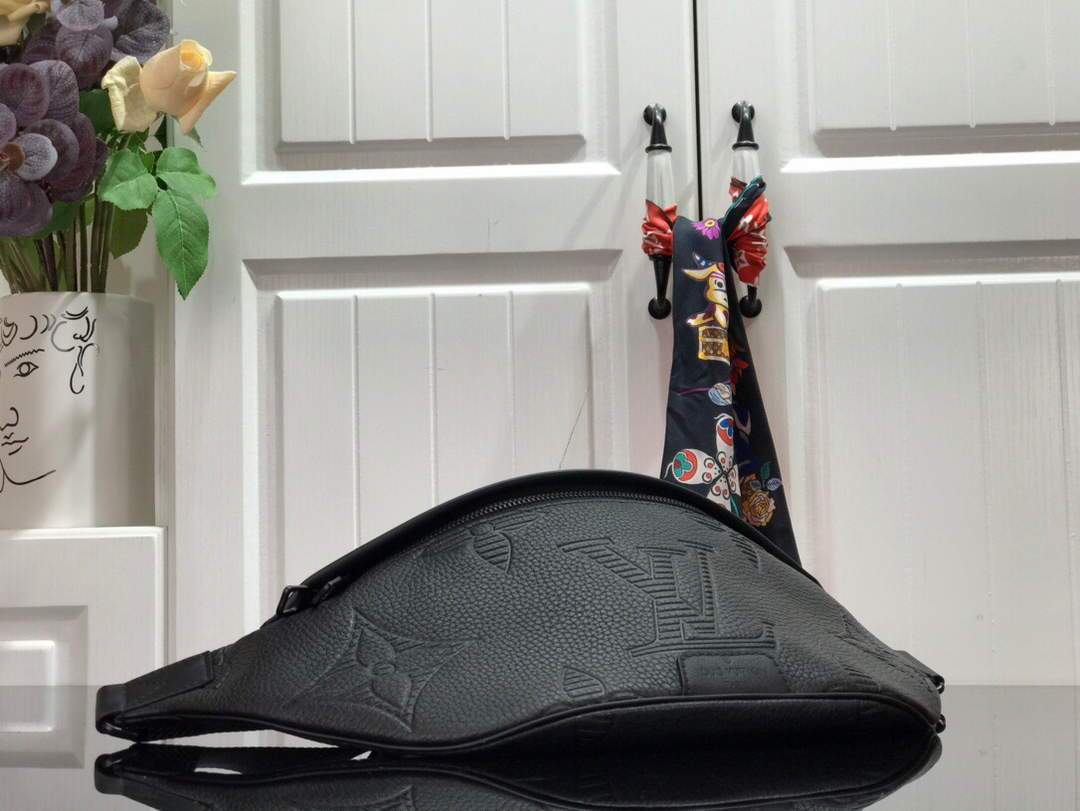LV M44388 Louis Vuitton Discovery Bumbag Monogram Black