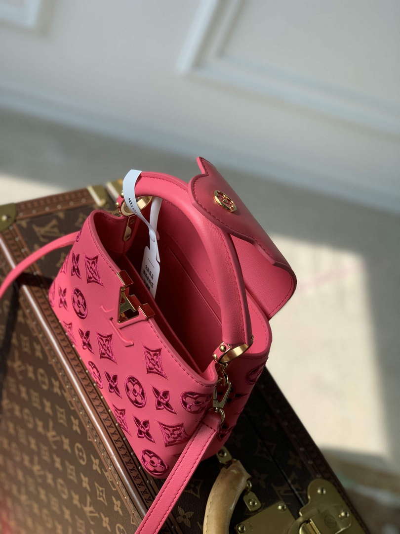 LV M22922 Louis Vuitton Capucines Mini Handbag Pink