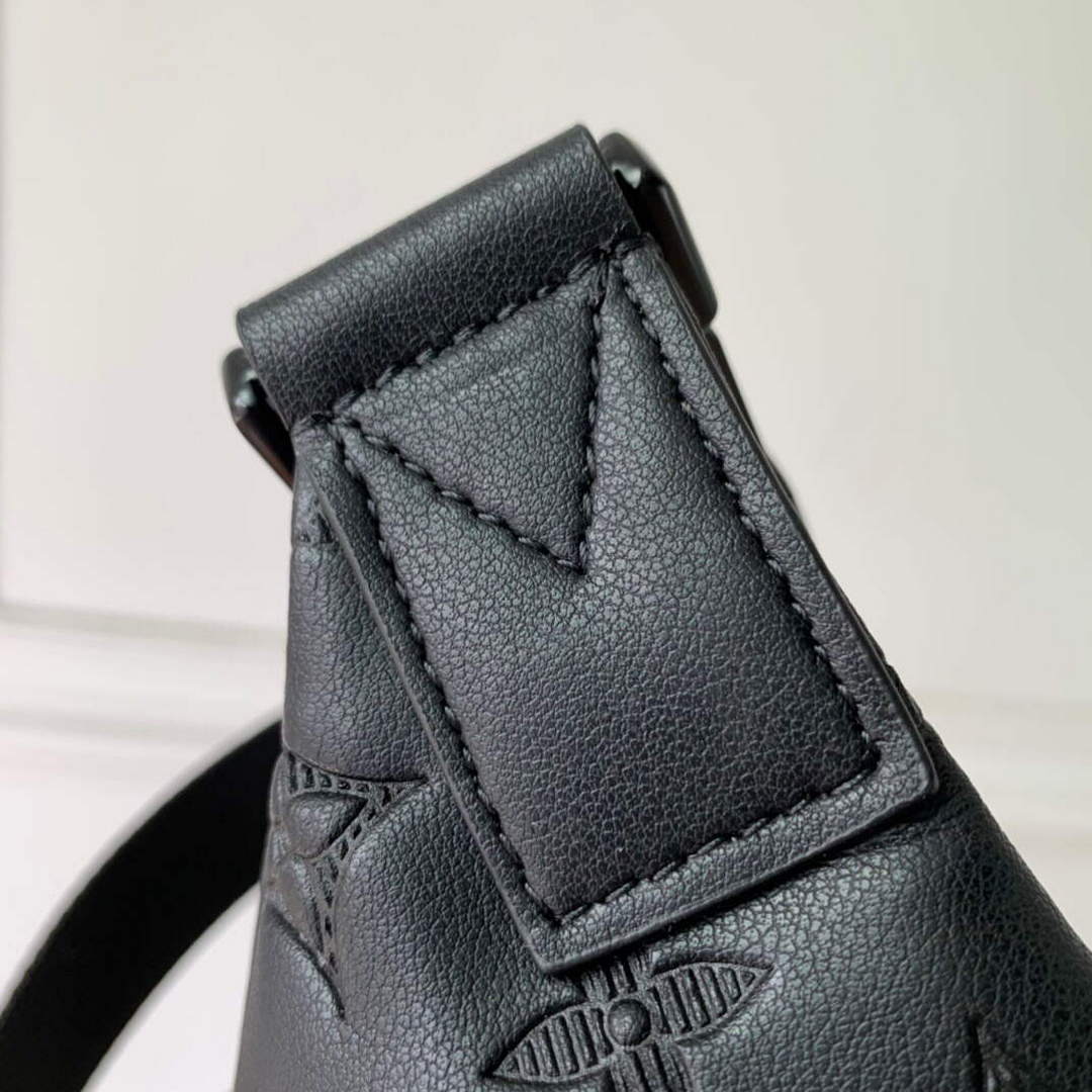 LV M44388 Louis Vuitton Discovery Bumbag Crossbody Black