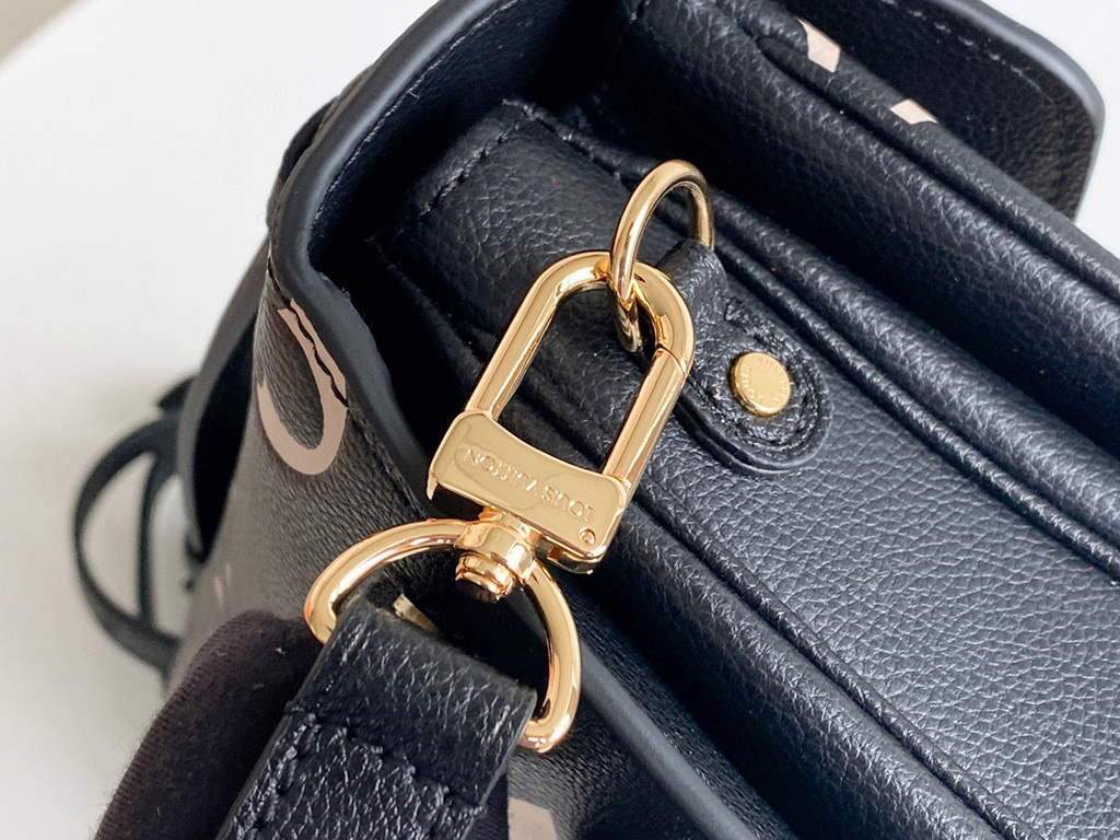 LV M45773 Louis Vuitton M45596 Pochette Metis Bag Black