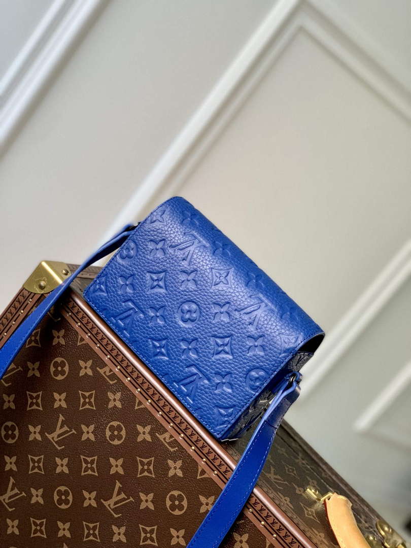 LV M82571 Louis Vuitton Steamer Wearable Wallet Racing Blue