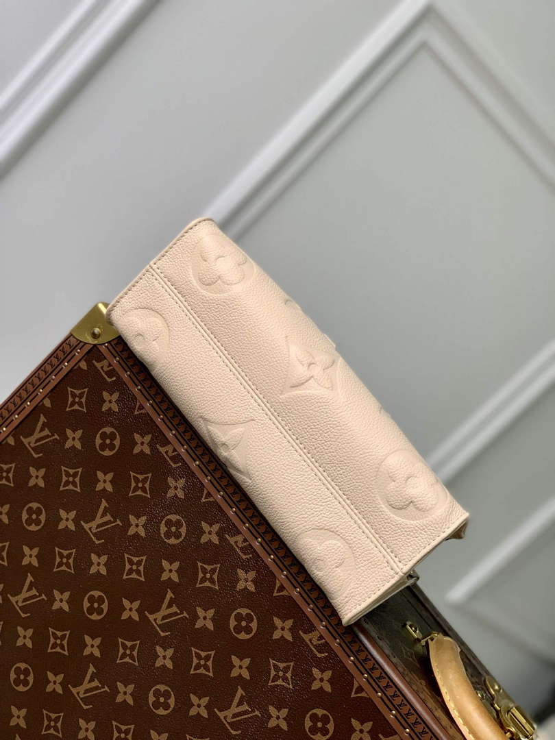 LV M23698 Louis Vuitton OnTheGo East West Tote Bag Cream
