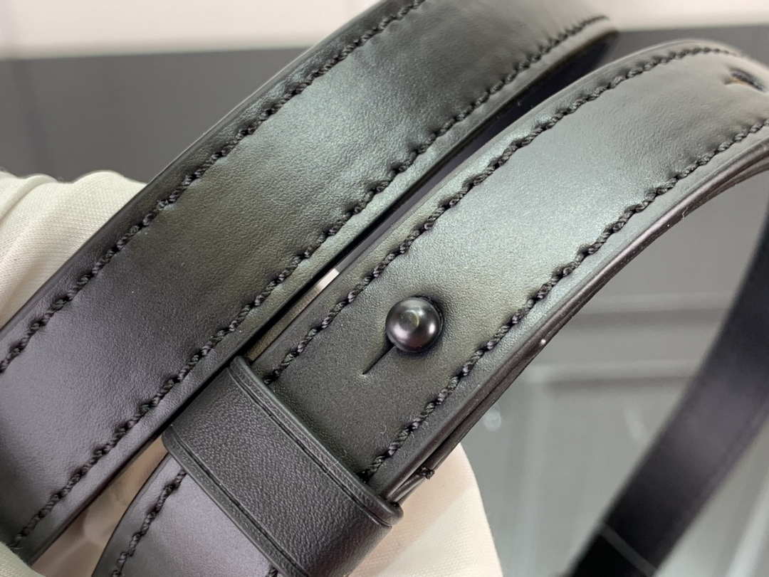 LV M81523 Louis Vuitton S-Lock Vertical Wearable Wallet Monogram eclipse