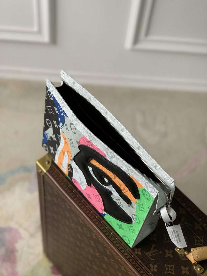 LV M82589 Louis Vuitton Pochette Voyage White