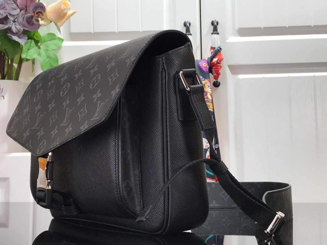 LV M30746 Louis Vuitton M30745 New Messenger Bag Black