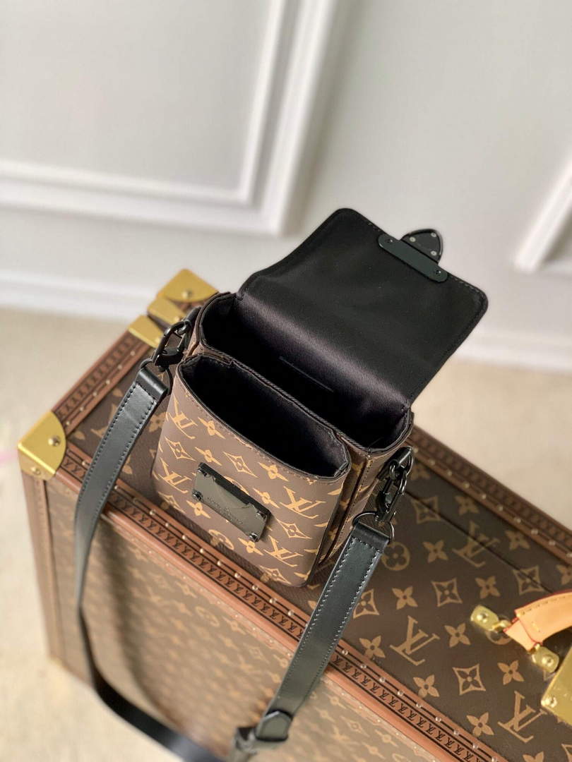 LV M81522 Louis Vuitton S-LOCK Vertical Wearable Wallet black