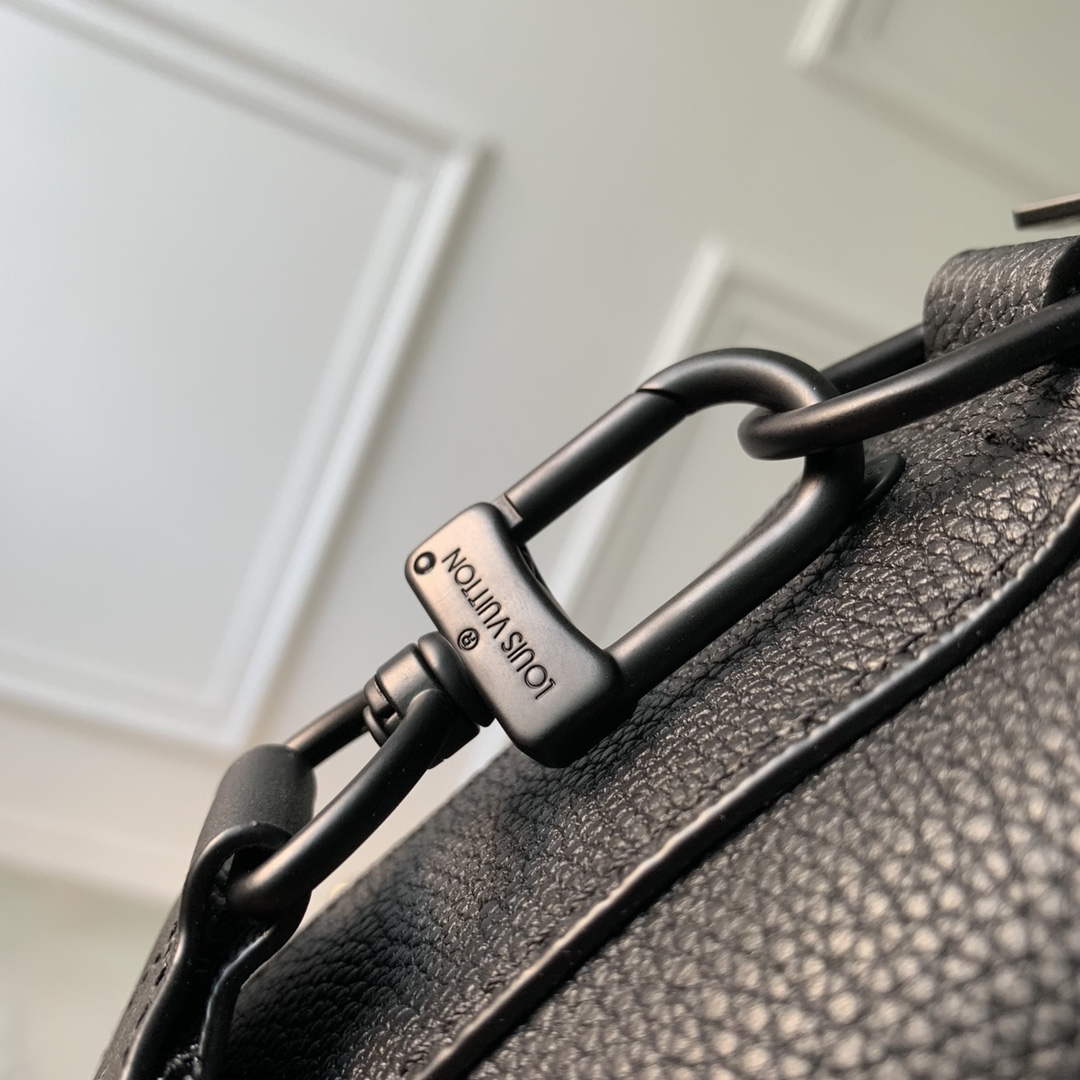 LV M22482 Louis Vuitton Fastline Messenger Black