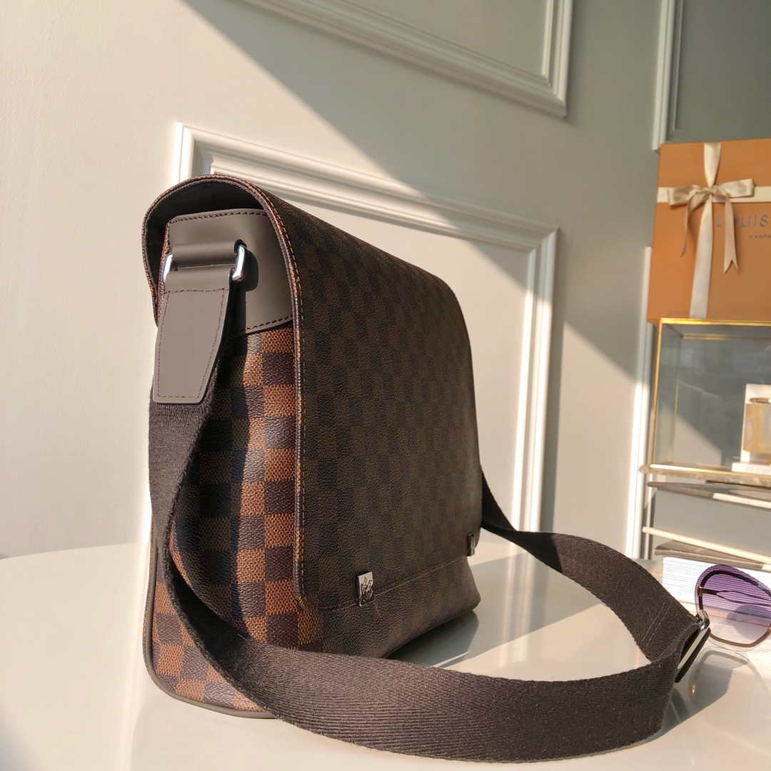 Louis Vuitton N41032 District MM Damier Eb��ne Bag
