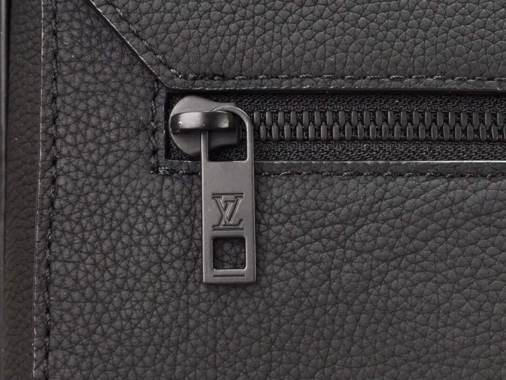 LV M57080 Louis Vuitton Messenger Bag Black