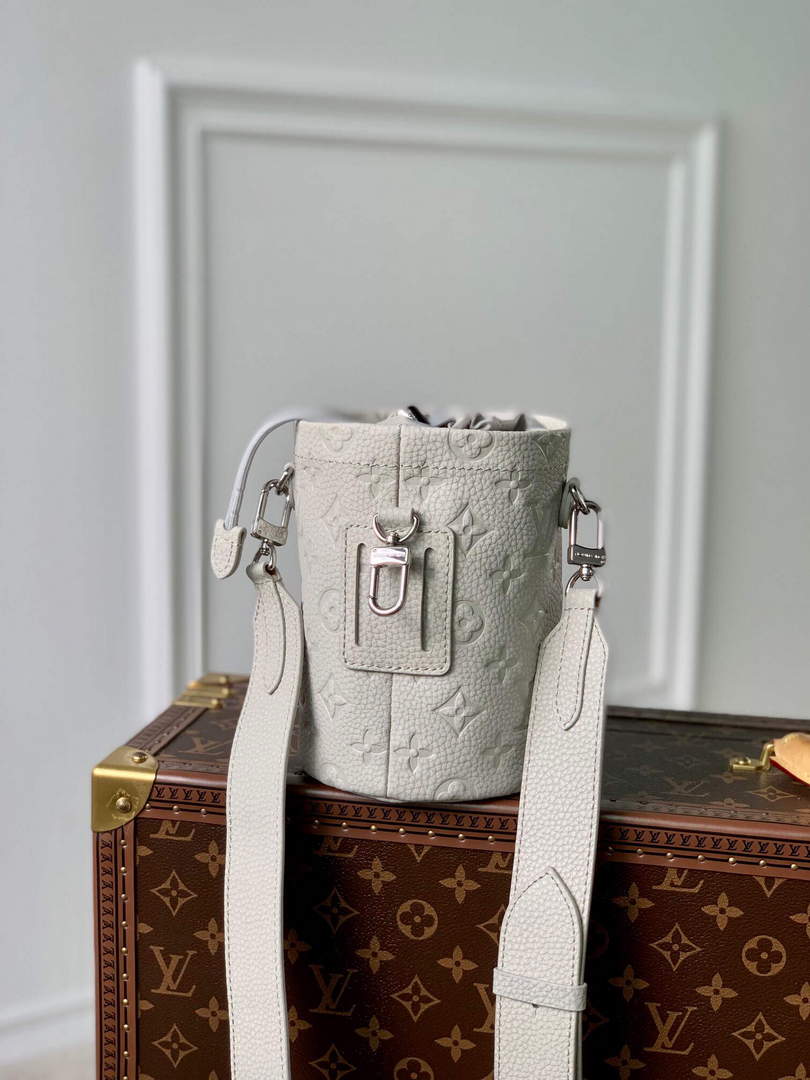 LV M81572 Louis Vuitton Chalk Pouch Bag White