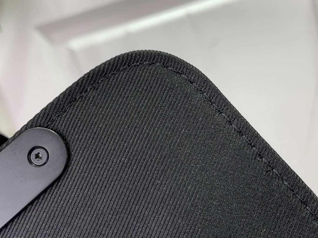 LV M81522 Louis Vuitton S-Lock Vertical Wearable Wallet Monogram