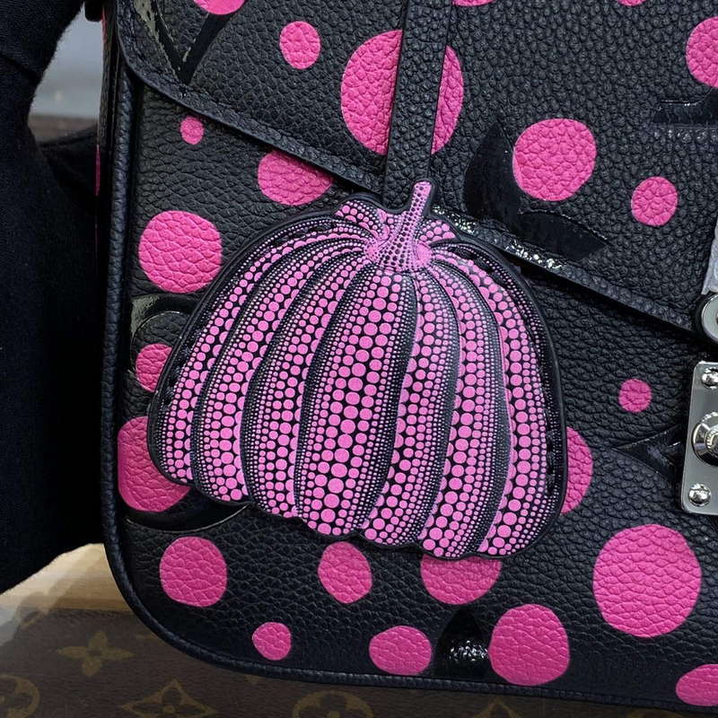 LV M46420 Louis Vuitton LV x YK Pochette M��tis Black/Fuchsia