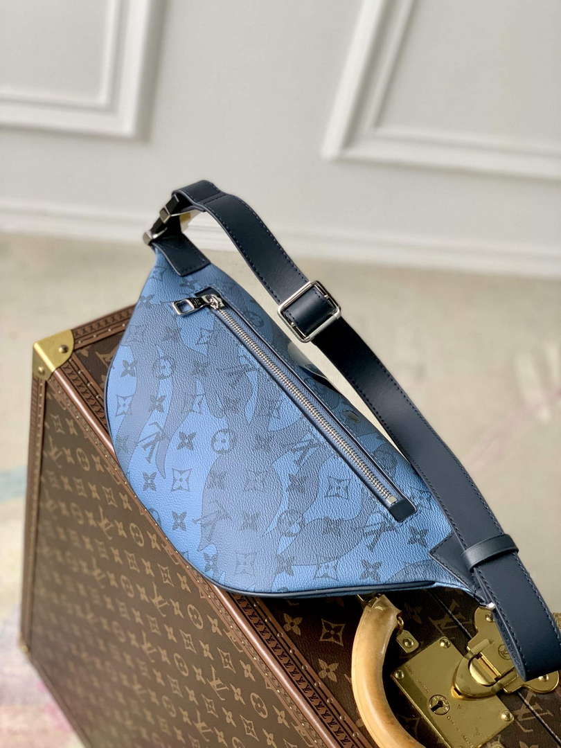 LV M22576 Louis Vuitton Discovery Bumbag Abyss Blue