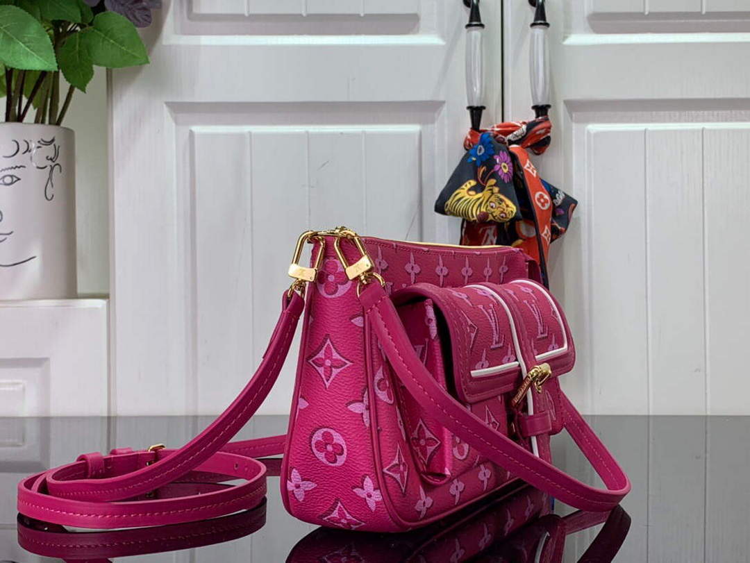 LV M46161 Louis Vuitton Maxi Multi Pochette Accessoires Fuchsia Pink