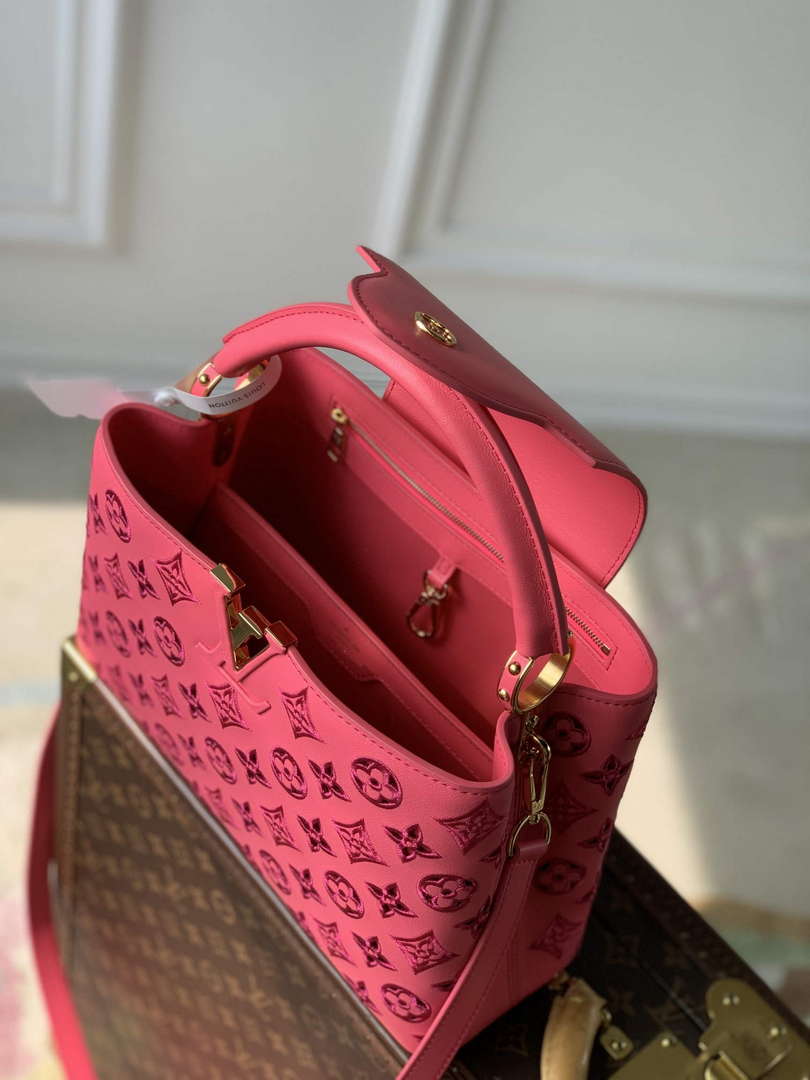 LV M22922 Louis Vuitton Capucines MM Handbag Pink
