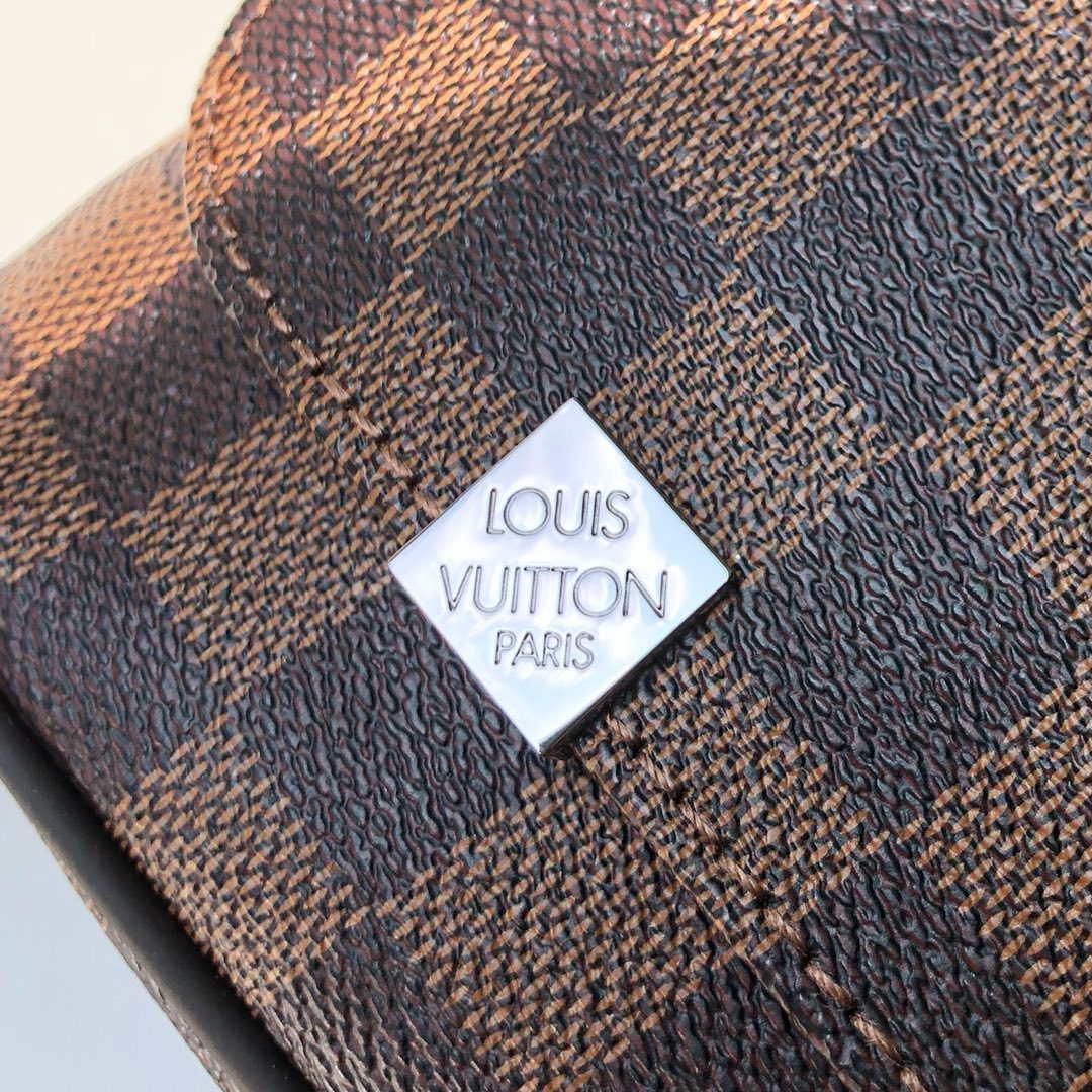 Louis Vuitton N41032 District MM Damier Eb��ne Bag