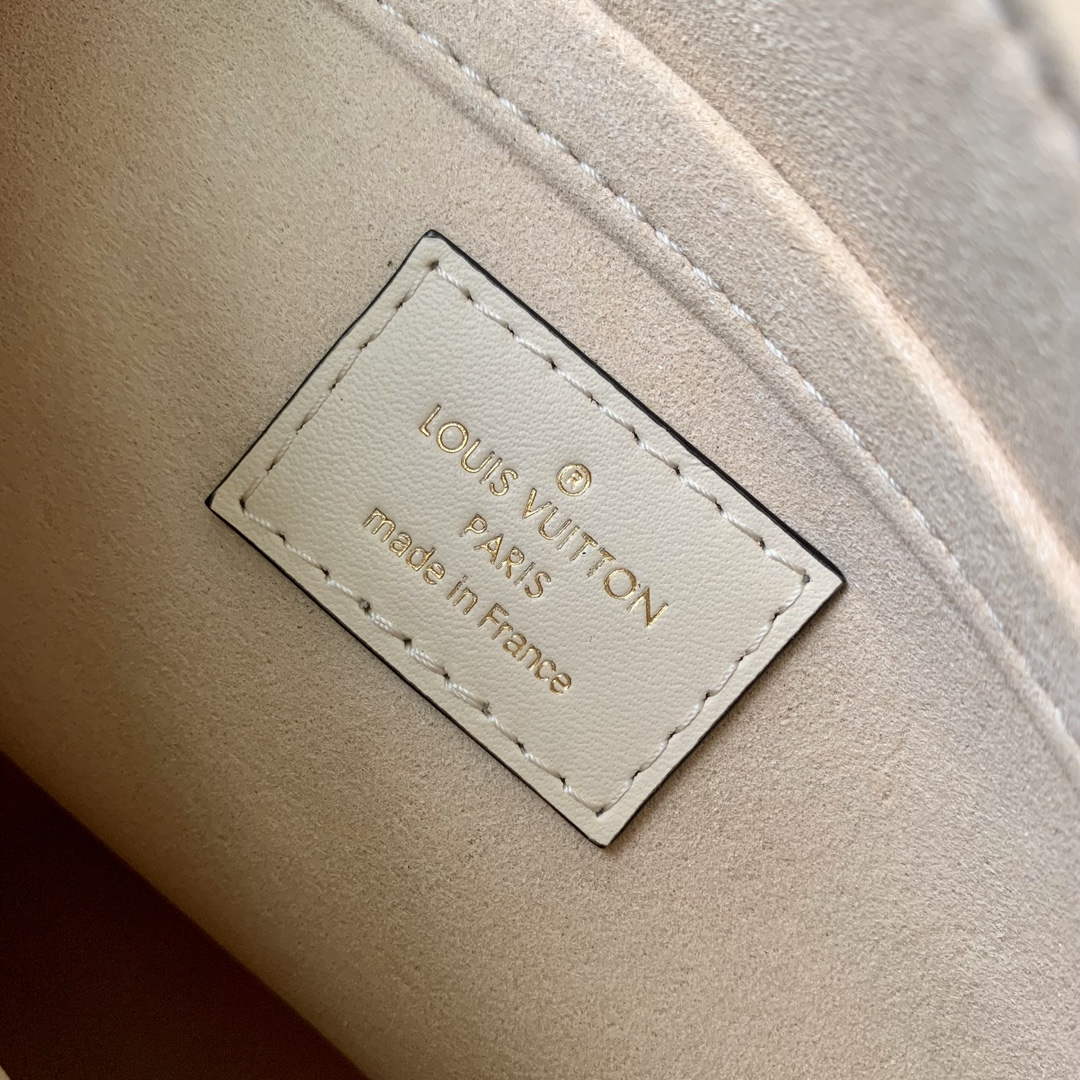 LV M23698 Louis Vuitton OnTheGo East West Tote Bag Cream