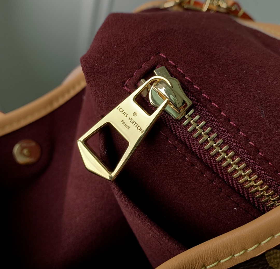 Louis Vuitton LV M46203 Carryall PM Monogram