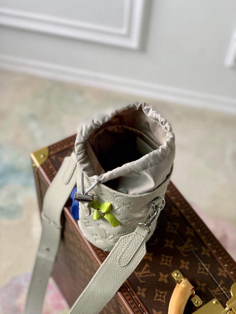 LV M81572 Louis Vuitton Chalk Pouch Bag White